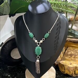 Elegant Green and Silver Necklace. J106